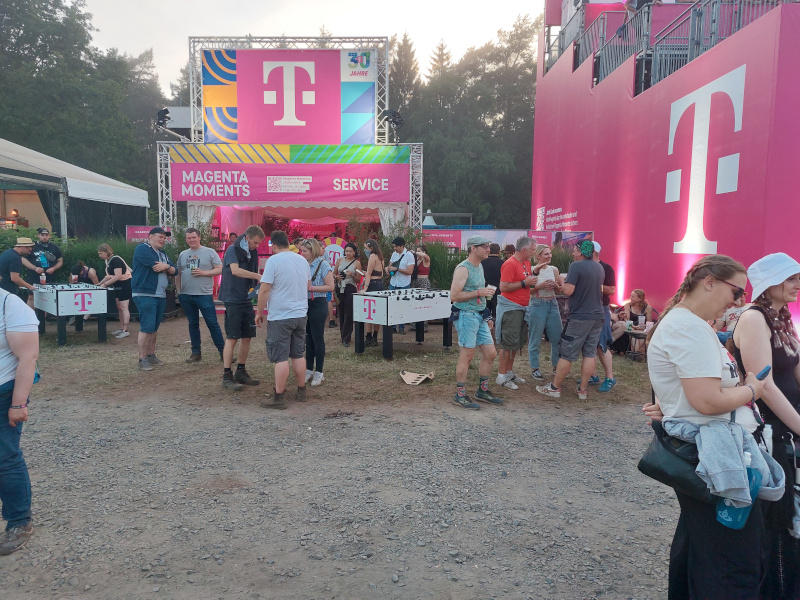 unsere tischkicker mit telekom beschriftung
